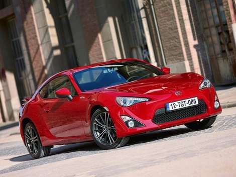 Vďaka pneumatikám s rozmermi 215/45 R 15 je s
Toyotou zábava.