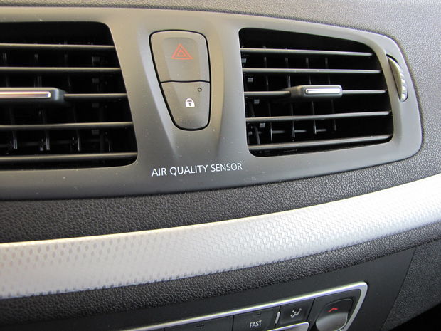 Ak sa dostanete do znečisteného prostredia, senzor „Air
Quality“ automaticky prepne na vnútornú cirkuláciu vzduchu v kabíne.