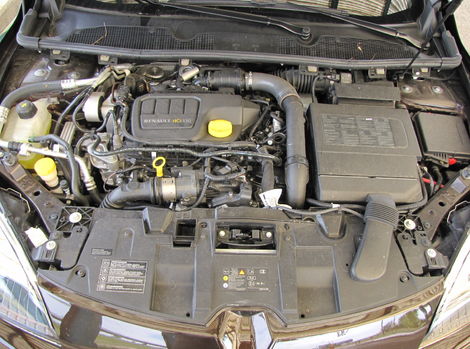 Motor 1.6 dCi je dobrým agregátom, pozor len na
veľmi dlhé servisné intervaly výmeny motorového oleja. Násilné
znižovanie predpokladaných servisných nákladov sa v dlhodobom časovom
horizonte nevypláca. Kto chce reálne ušetriť, paradoxne mení olej
častejšie.