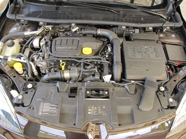 Motor 1.6 dCi je dobrým agregátom, pozor len na veľmi dlhé
servisné intervaly výmeny motorového oleja. Násilné znižovanie
predpokladaných servisných nákladov sa v dlhodobom časovom horizonte
nevypláca. Kto chce reálne ušetriť, paradoxne mení olej častejšie.