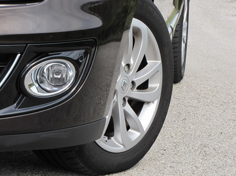 Testovaný Mégane Grandtour jazdil na
pneumatikách Michelin Energy Saver 205/55 R 16. Ak môžete, 17-palcovým
diskom sa vyhnite, zhoršujú komfort jazdy.