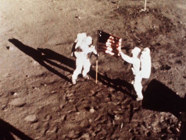 Neil Armstrong a Edwin "Buzz" Aldrin - prví ľudia
na Mesiaci.