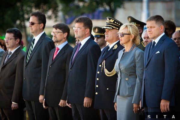 Zprava: Predseda vlády SR Robert Fico a podpredsedníčka NR
SR Renáta Zmajkovičová počas pietneho aktu kladenia vencov pri
príležitosti 68. výročia Slovenského národného povstania.