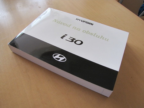 Toto nás dostalo, Návod na obsluhu modelu i30 má 490
strán.