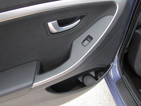 Hyundai i30 môže byť na odkladacie miesta
hrdý. Pozrite, koľko miesta má len v zadných dverách. Vpredu je to ešte
lepšie.