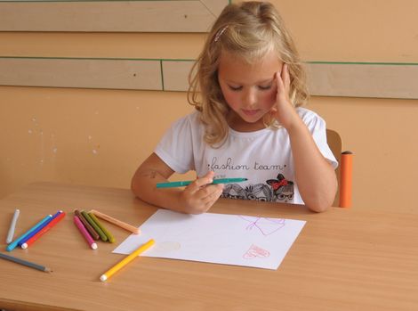 žiak, žiačka, lavica, zošit, pero, písanie, písať, škola