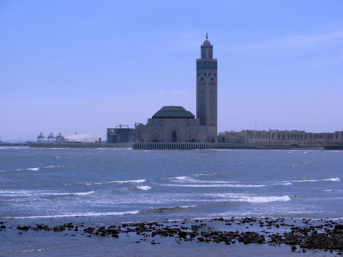 Casablanca a jej pobrežie je tiež jedným z miest, ktoré
využívajú nezamestnaní pytliaci pre svoju obživu. Na snímke pohľad z
pobrežia na mešitu Hasana II., ktorá je druhou  najväčšou mešitou na
svete.