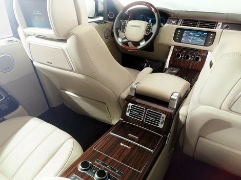 Znie to neuveriteľne, ale Range Rover ponúkne
17 interiérových farebných schém, 3 interiérové dyhy (neskôr pribudnú
ďalšie) a 3 farby stropu.