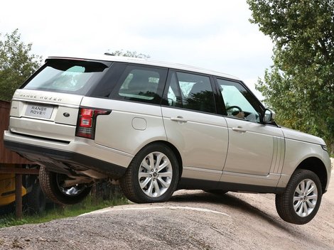 Kríženiu náprav pomáhajú aktívne
stabilizátory. V teréne sa vypnú, zatiaľ čo na asfalte zabezpečia
minimálne bočné náklony. Vpredu má Range Rover lichobežníkovú nápravu,
vzadu je viacprvkové zavesenie.