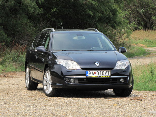 Predná časť Laguny III (na obr.) sa zákazníkom veľmi
nepáčila, Renault sa preto s faceliftom dosť poponáhľal.