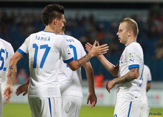 Marek Hamšík a Marek Sapara si "tľapkajú" po
góle v sieti Lichtenštajnska.
