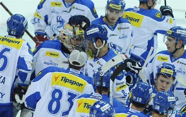 Radosť hokejistov Popradu po výhre 7:3 v Skalici.