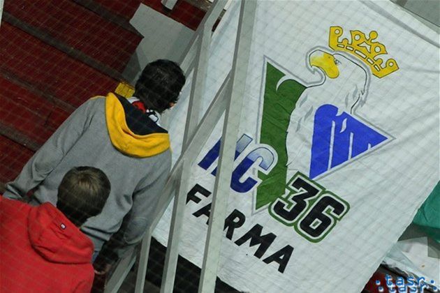 Nová vlajka Skalice, ktorá je od tejto sezóny farmou
Slovana. Ten opustil slovenskú extraligu a hráva v KHL.