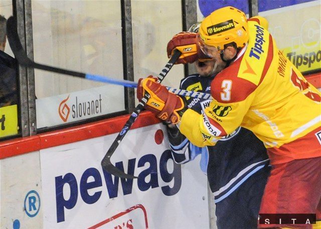 Trenčan Michal Imrich takto tvrdo vrazil na mantinel
Nitrančana Mareka Mašlonku.