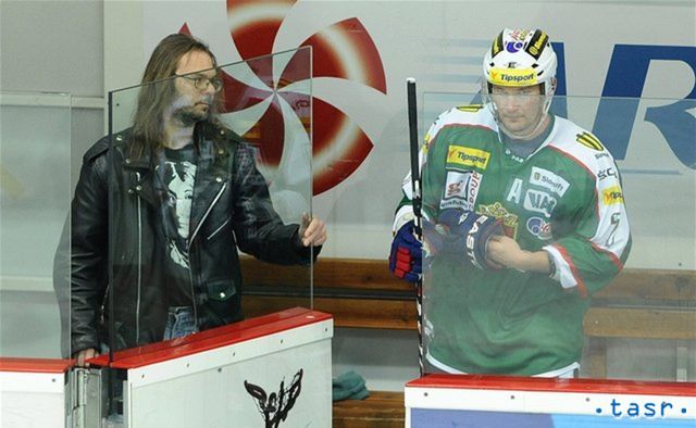 V Skalici otvára dvierka na trestnej lavici náruživý
rocker a milovník Johna Lennona. Po jeho boku Tibor Višňovský.