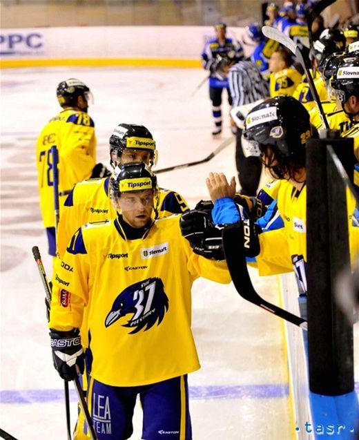 Extraligový nováčik z Piešťan vyhral hneď v 1. kole,
keď dobyl ľad Martina po výhre 3:0. V popredí Branislav Jánoš.