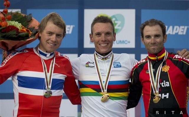 Stupne víťazov. Zľava strieborný Edvald Boasson Hagen z
Nórska, v strede zlatý Belgičan Philippe Gilbert a bronzový Španiel
Alejandro Valverde.