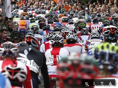 Hlava na hlave. Momentka z MS v cyklistike.