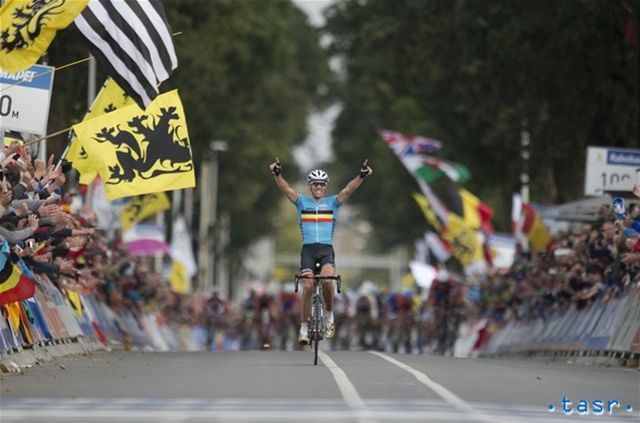 Belgičan Philippe Gilbert sa teší zo zisku zlatej medaily v
pretekoch s hromadným štartom Elite na MS v cyklistike v holandskom
Valkenburgu.