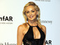 Herečka Sharon Stone pár hodín po svojom kolapse na
benefícii amfAR. 