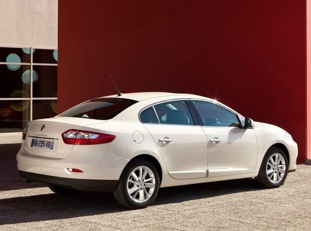 Vzadu sa takmer nič nemení. Novinkou je výborný naftový
motor 1.6 dCi (96 kW/130 k). S ním Fluence spotrebuje 4,6 l/100 km.