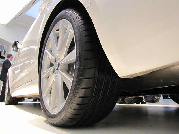 Prezentované Octavie boli obuté do pneumatík s rozmermi
225/40 R 18. Väčší rozmer na bežnú Octaviu nezoženiete. Octavia RS však
dostane aj 19-palcové disky (len na želanie).