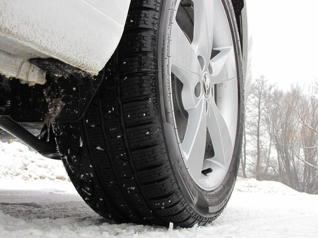 S pneumatikami Pirelli Sottozero 215/45 R 16 bol Rapid v
kabíne trochu hlučnejší. Zavesenie si však s nízkym profilom dokázalo
poradiť.