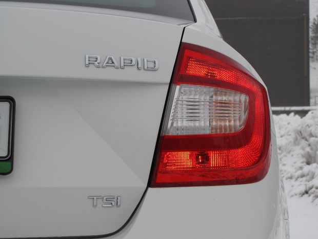 Za 330 eur vám Škoda dodá tzv. Greentec paket (pneumatiky s
nižším valivým odporom, štart-stop systém, rekuperácia brzdnej energie.