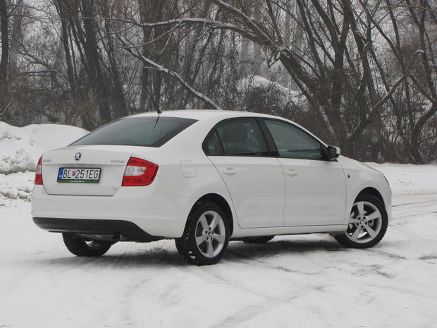 Jeho dizajn je zo všetkých strán prísne konzervatívny,
zdá sa však, že je to zámer. Tak, či onak, z niektorých uhlov je Rapid
trochu nevyvážený. V zimnom počasí nám chýbal zadný stierač s
ostrekovačom. Sériovo ho nedostanete ani v najvyššej výbave, musíte si
zaň priplatiť 86 eur.