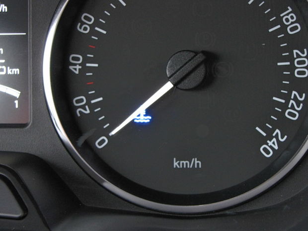 Na prístrojovom štíte nám chýbal teplomer chladiacej
kvapaliny. Namiesto nej je tu len modrá kontrolka informujúca o podchladenom
motore. Približne po dvoch minútach jazdy zhasla (po rannom naštartovaní
studeného motora).
