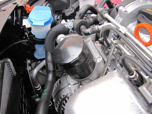 Olejový filter je na prístupnom mieste. S motorom 1.2 TSI
(63 kW/86 k) utiahne brzdený príves ťažký 1100 kg, s výkonnejšou verziou
toho istého motora (77 kW/105 k) si poradí s prívesom ťažkým až 1200 kg.