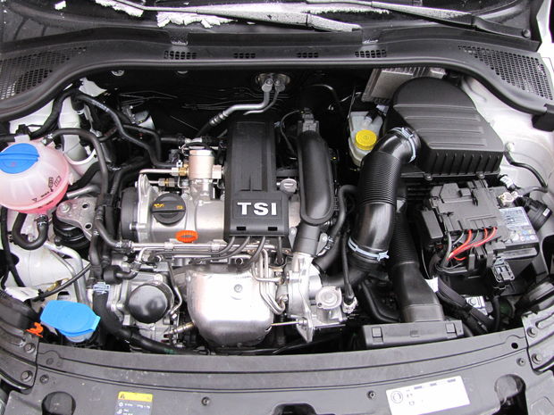 Motor 1.2 TSI má rozvody poháňané reťazou. Koluje v ňom
3,9 l motorového oleja, ktorý by ste mali meniť každých 30 000 km/2 roky.
Za mnohými problémami tohto motora podľa nás stojí príliš dlhý servisný
interval.