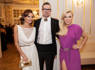 Dizajnér Fero Mikloško s klientkou Zorou
Czoborovou (vľavo) a Gabrielou Drobovou z Fashion TV.