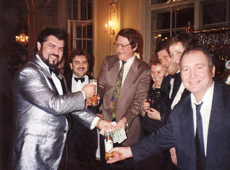 Výměna federálních bankovek za okolkované probíhala hladce, a tak večer 6. 2. 1993 již byl v Národní bance Slovenska důvod k oslavám (peníze drží v rukách zpěvák Peter Dvorský a šéf NBS Marián Tkáč). 