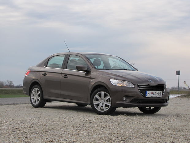 Autá sa neustále zväčšujú, Peugeot 301 tak rozmermi
prekonáva aj legendárny Peugeot 405 (auto kedysi patriace do segmentu strednej
triedy).