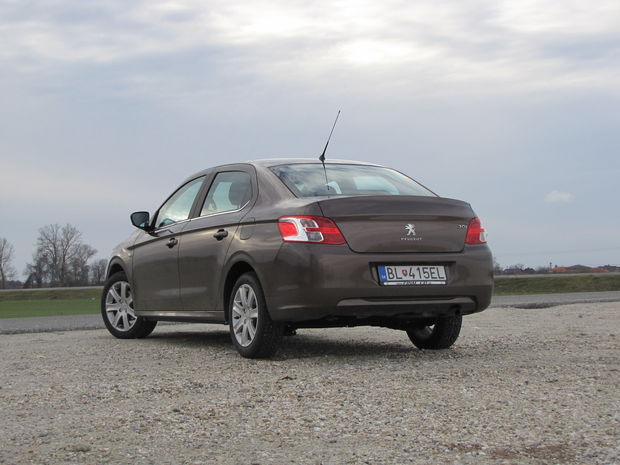 Páči sa nám, že koncern PSA, podobne ako Dacia, našiel
odvahu ignorovať nový druh zákazníka stvoreného vedecko-technickým
šialenstvom dnešnej doby – človeka závislom na pravidelnom prísune
všemožných technologických „hračiek“. Nenájdete tu žiadnu z nich, len
holé plechy, jednoduchý podvozok a šedú plastovú kabínu utesnenú dosť na
to, aby na vás počas jazdy nepršalo.