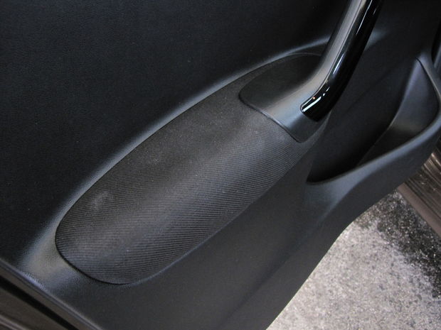 Hoci malo novinárske auto najazdených len 5134 km, látkou
čalúnená lakťové opierka vo dverách vyzerala ako z podstatne staršieho
auta. Tento druh látky sa ľahko ušpiní, no pomerne ťažko čistí.