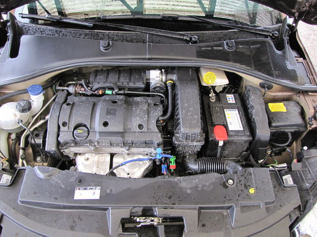 Ak si myslíte, že s liatinovým benzínovým štvorvalcom
1.6 VTi je Peugeot výrazne ľahším autom, ako 301 1.6 HDi, mýlite sa.
Naftová verzia je v skutočnosti len o 5 kg ťažšia a používa o 0,5 l
motorového oleja viac.