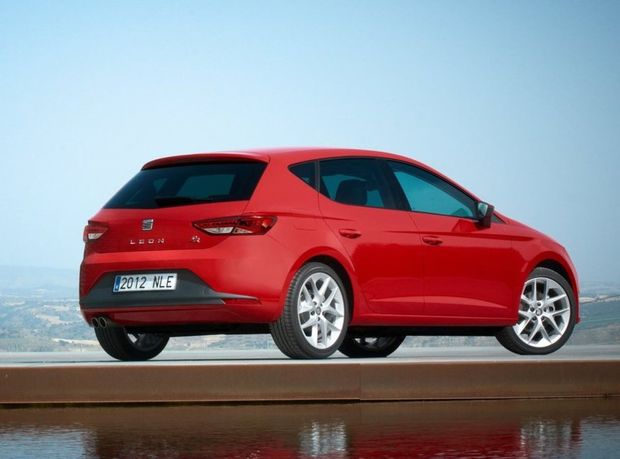 K výbave FR dostanete za 398 eur 18-palcové zliatinové
disky. Štandardom sú zliatinové disky s priemerom 17-palcov (pneumatiky
225/45 R 17).