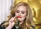 Speváčka Adele získala Oscara za pesničku Skyfall. 