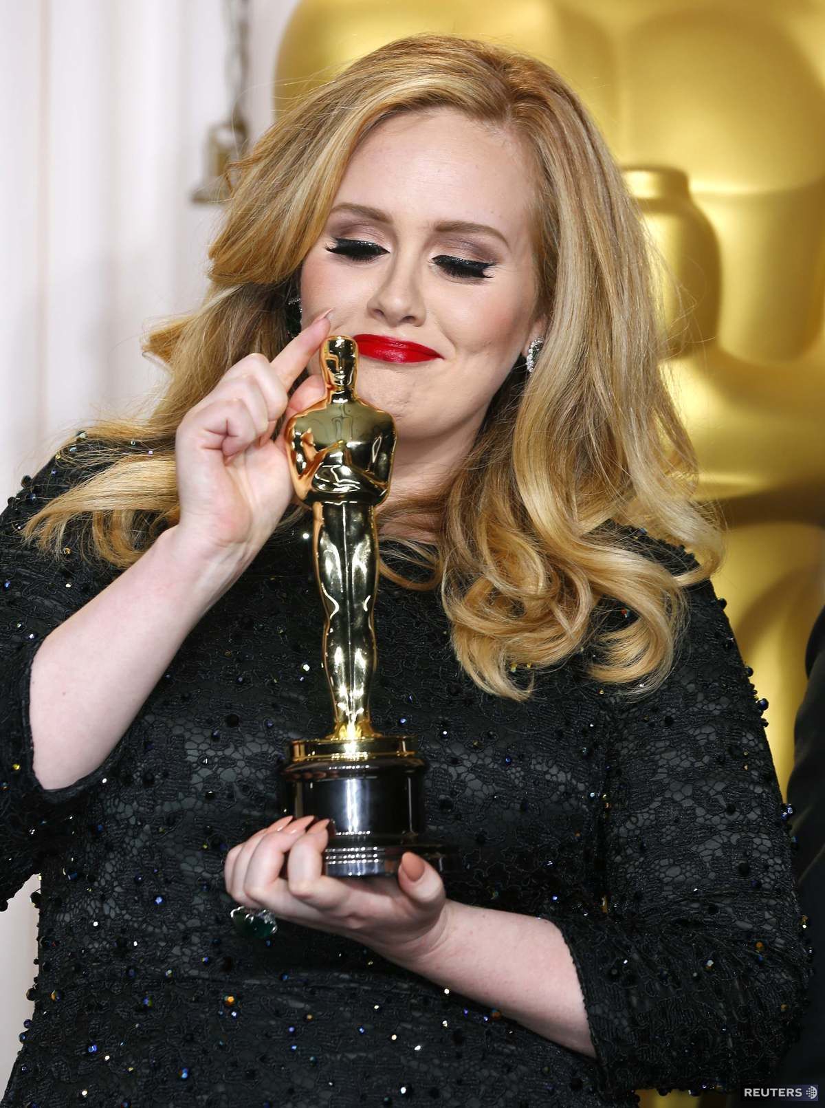 Speváčka Adele získala Oscara za pesničku Skyfall.