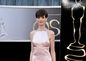 Nominovaná herečka Anne Hathaway si na ceremoniál
obliekla šaty z dielne Prada. 