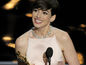 Herečka Anne Hathaway získala sošku Oscara za výkon vo
filme Bedári. 