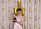 Herečka Anne Hathaway pózuje so soškou Oscara za výkon
v muzikáli Bedári. 