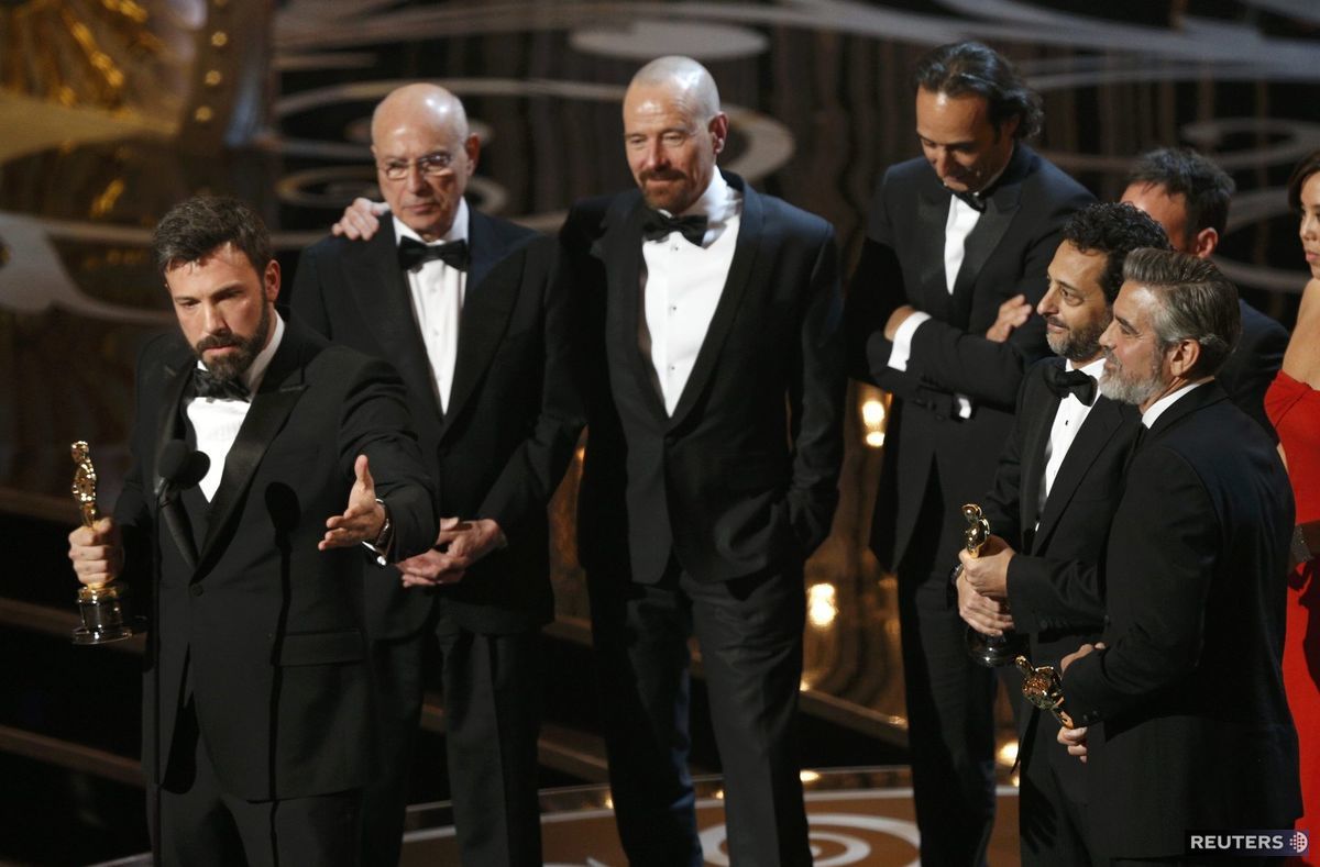 Režisér a producent Ben Affleck (vľavo) sa teší z ceny
pre film Argo. Okolo neho stojí zvyšok producentského a realizačného
tímu.