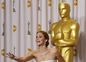 Herečka Jennifer Lawrence, víťazka Oscara za výkon vo
filme Terapia láskou, sa dohovára s fotografmi. 