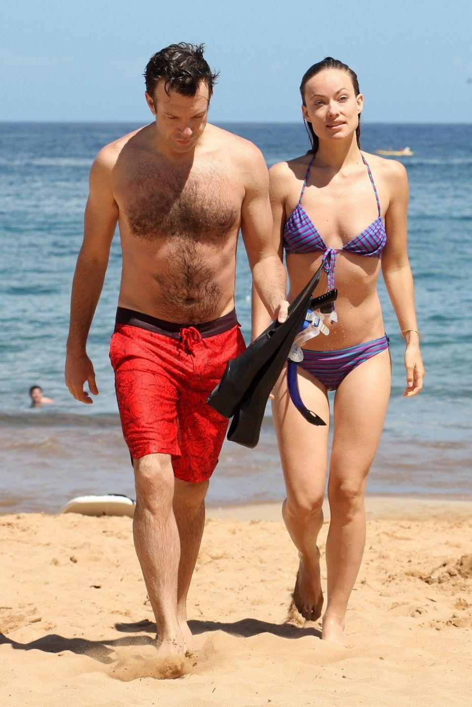Herečka Olivia Wilde so svojím snúbencom Jasonom Sudeikisom
na pláži na Havaji.