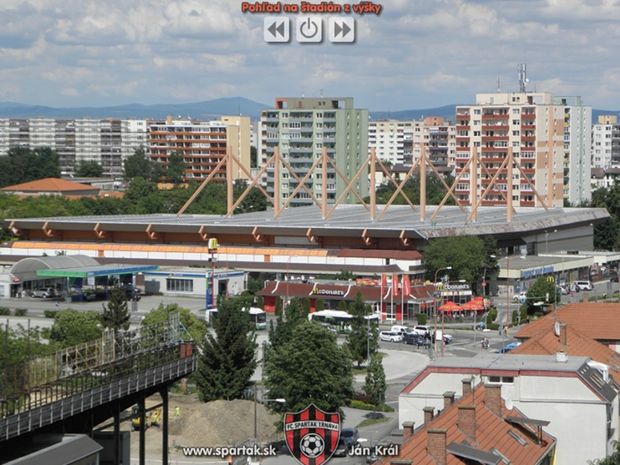 Výkopové práce v okolí štadióna. Nová aréna v Trnave
má byť súčasťou nákupného centra.