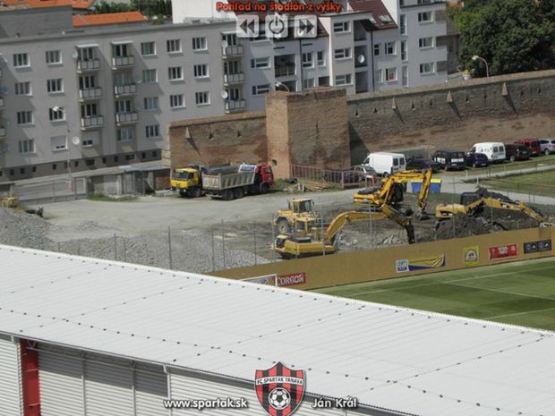 Po tribúne nezostalo nič. Čoskoro na tom mieste vyrastie
nová, moderná aréna.