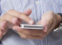 píšuci muž, muž s mobilom, mobil